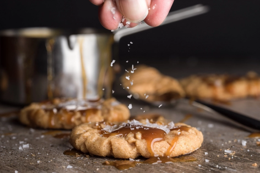 Маленькая хитрость: зачем на самом деле нужно солить все десерты