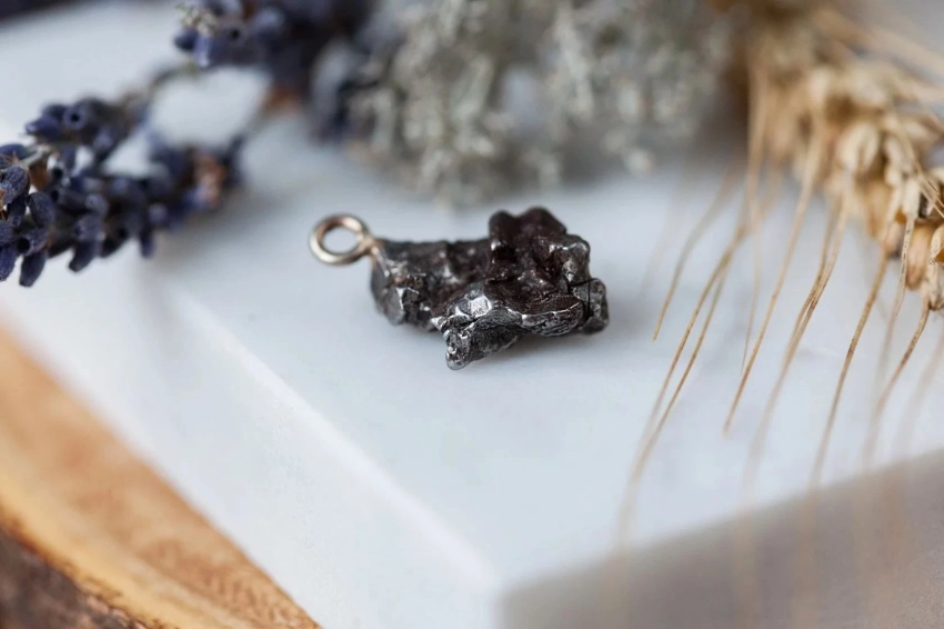 Какая энергетика у украшений из метеоритов, и можно ли носить их каждый день